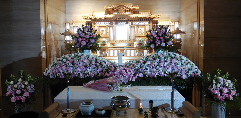 上尾伊奈斎場つつじ苑白木祭壇前生花