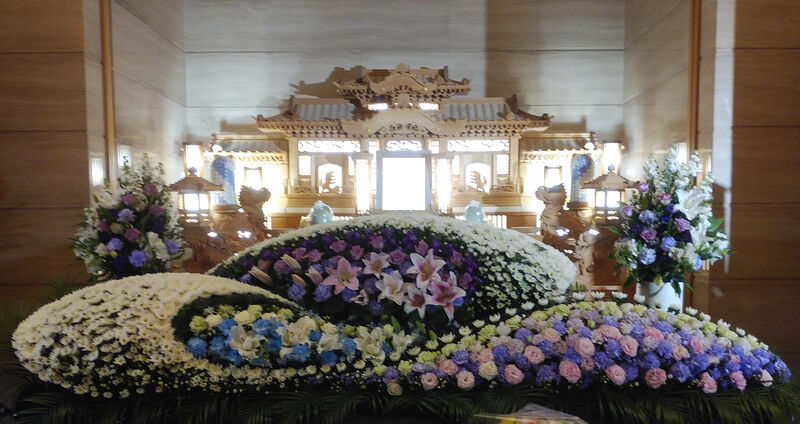 上尾伊奈斎場つつじ苑白木祭壇前生花