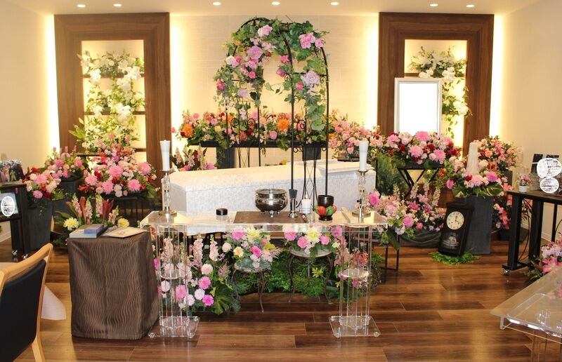 アーチを使用した花祭壇