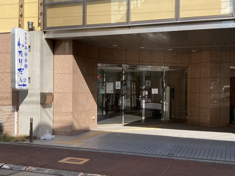 4.会館正面入口