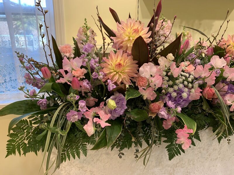 ダリアとスイートピーの生花祭壇