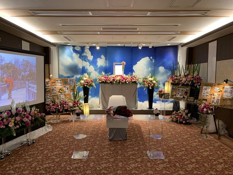 祭壇横でスライドショー上映