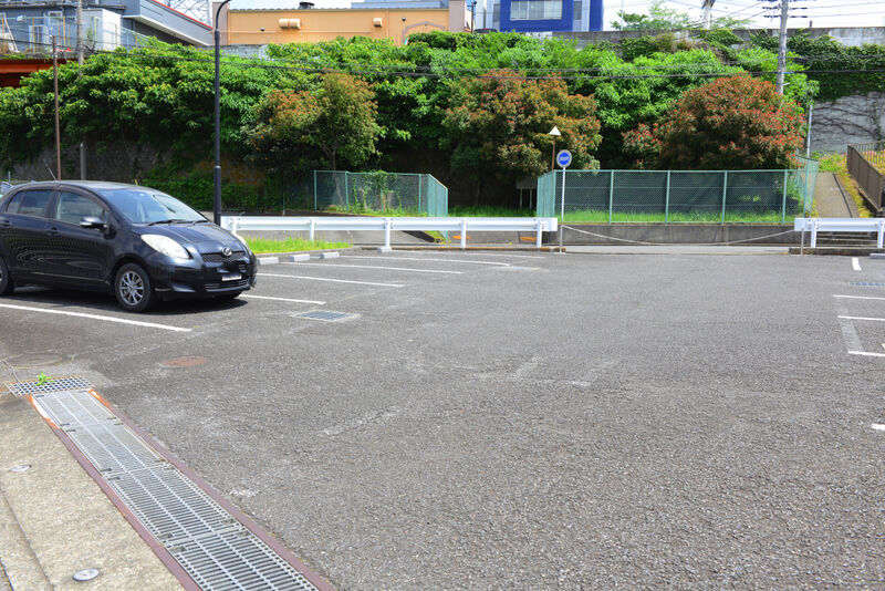 エンディングプレイス秦野 駐車場