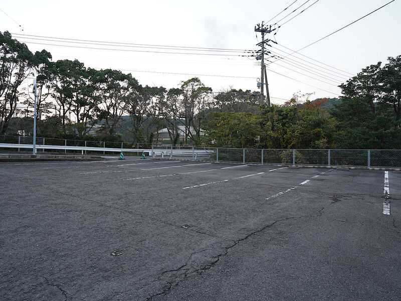 鳴海会館 駐車場1