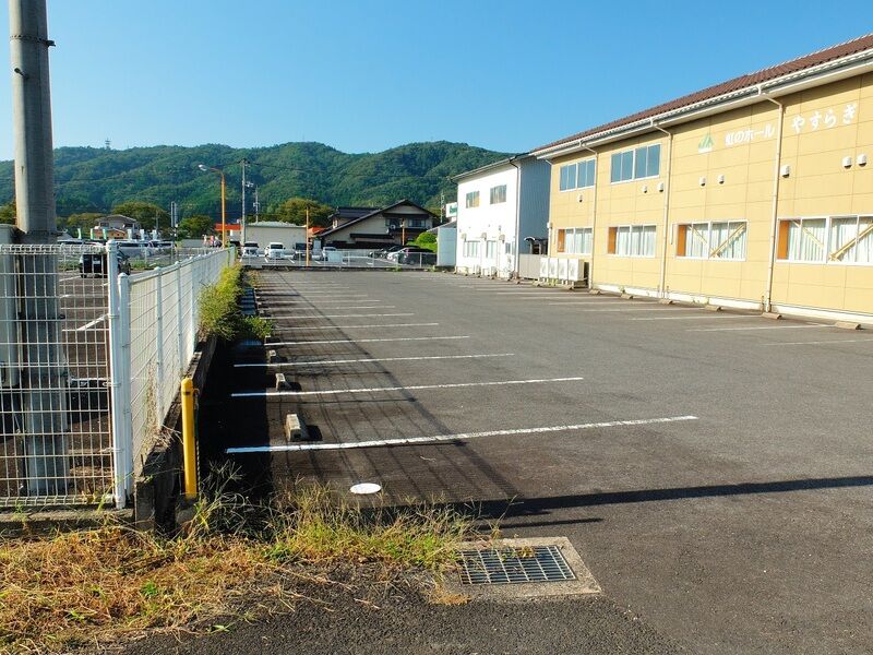 虹のホールやすらぎ 駐車場1