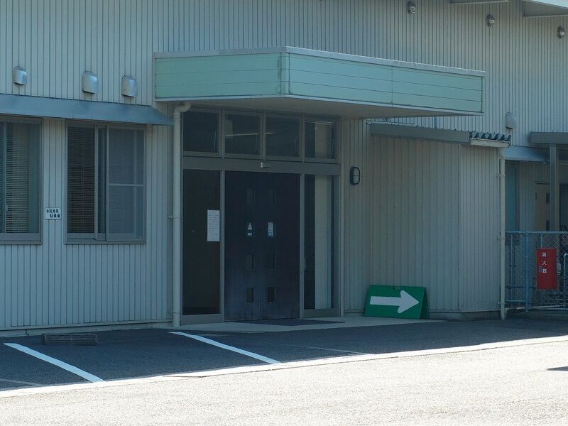 虹のホールひかわ 入口