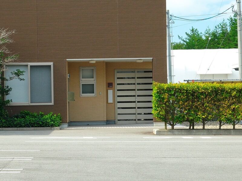 虹のホールはまだ 入口2
