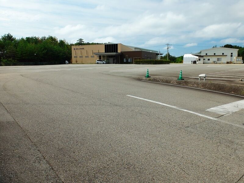 虹のホールはまだ 駐車場
