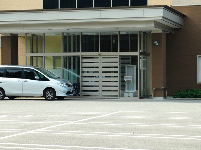 虹のホールはまだ 入口1
