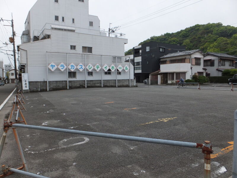 ヤラカスシティホール 駐車場２