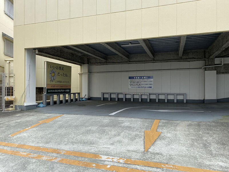 泉屋 メモリアルホール学園前 駐車場入口