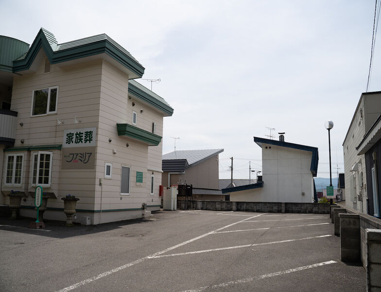 やわらぎファミリア 神楽岡 駐車場1
