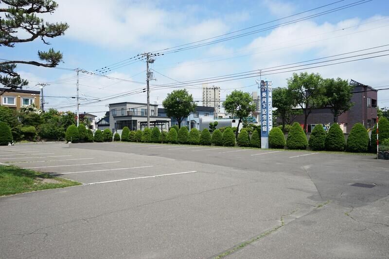 東川下記念会館 駐車場