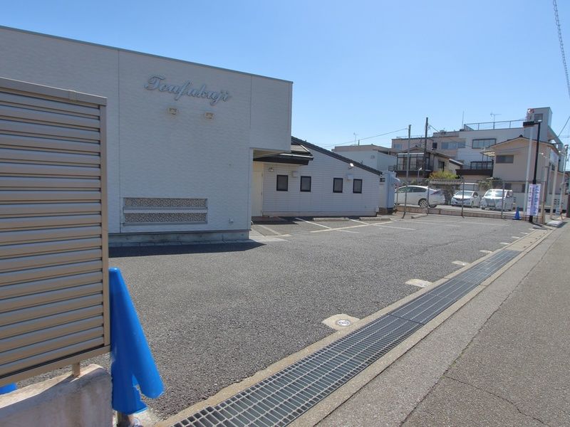 メモリアルルーム越谷 駐車場 (2)