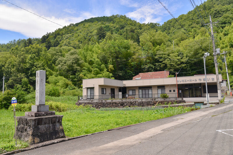 セレモニーホールやまいち 入り口