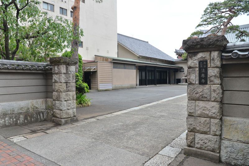 法専寺　同朋会館・信徒会館 入口1