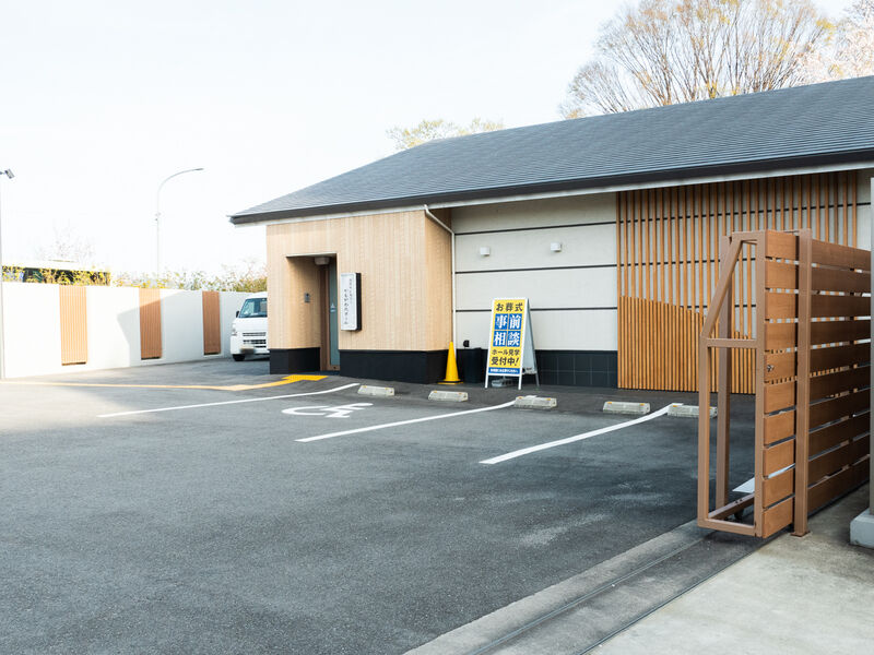 小さなお葬式 かもがわ北ホール 駐車場2