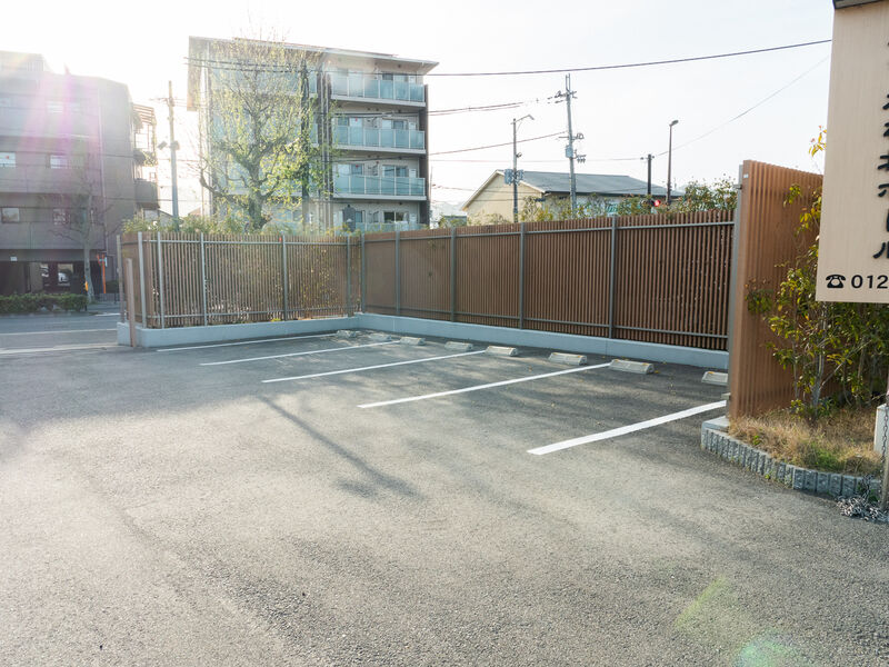 小さなお葬式 かもがわ北ホール 駐車場1