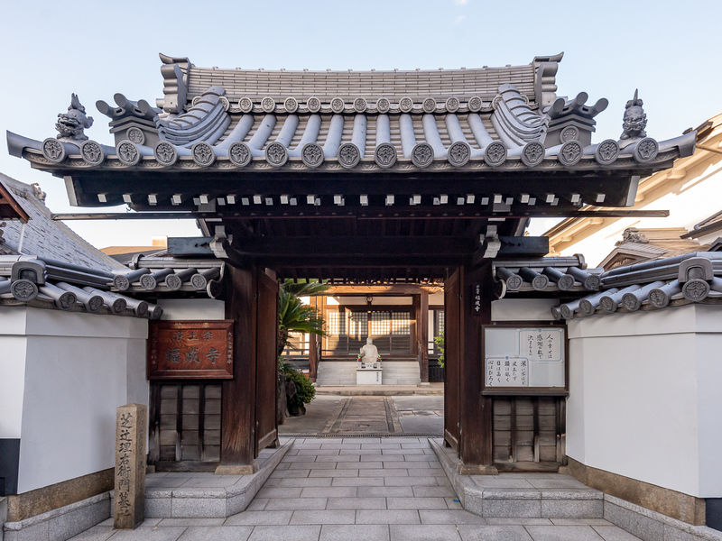 正覚山　福成寺　本堂 入口