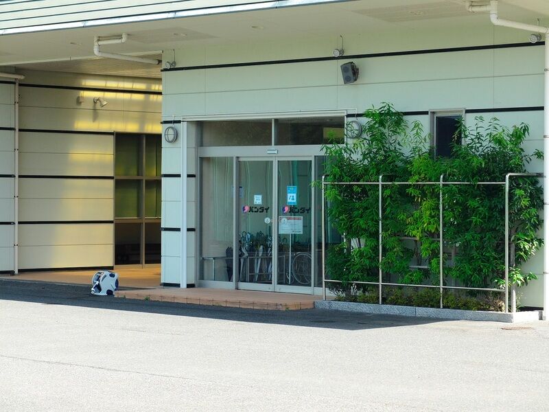 バンダイ　岩美会館 入口