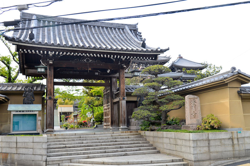 燈明寺明聖会館 入口1