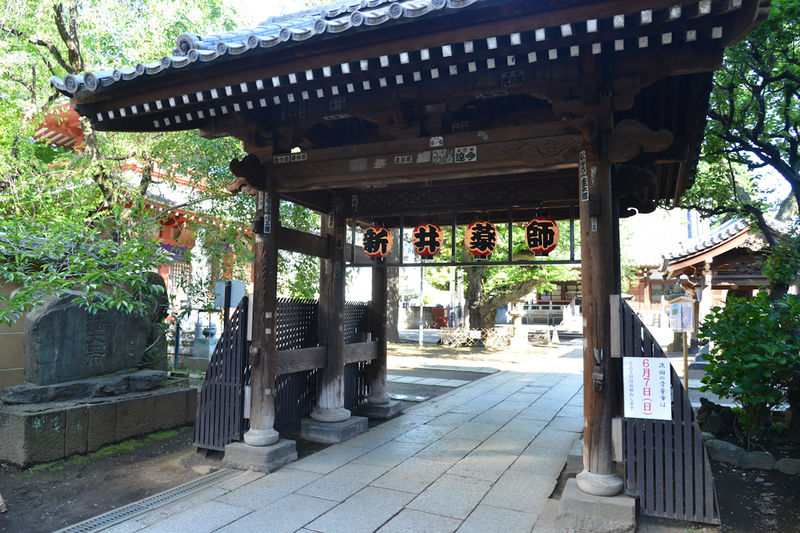新井薬師寺 梅照院大悲殿 入口2