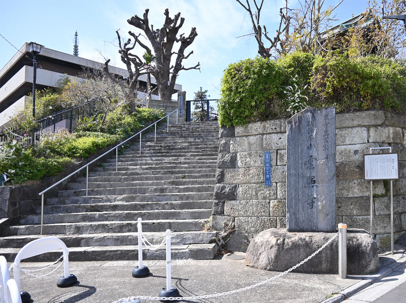 雲照寺 徳教会館 参道