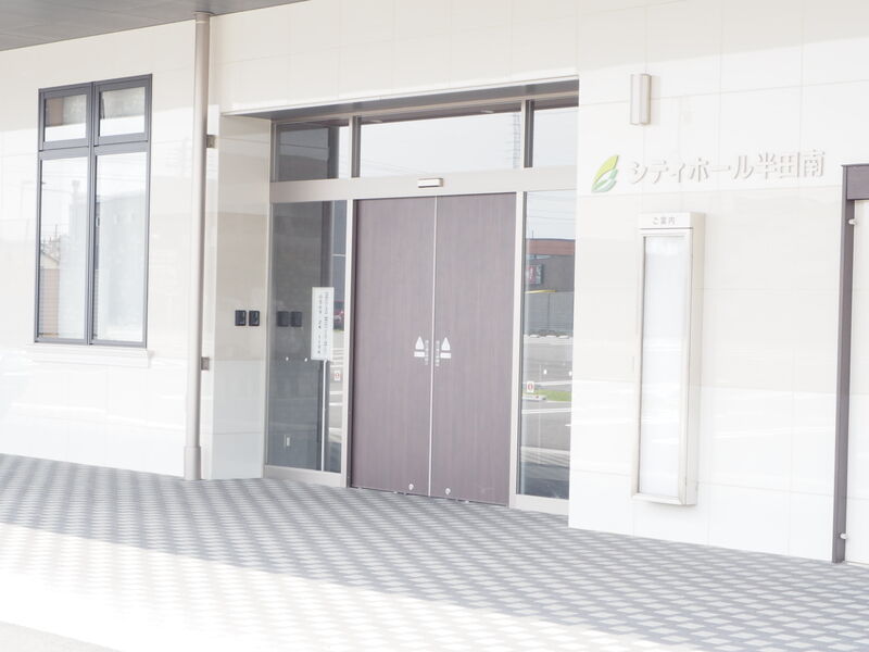シティホール半田南 入り口