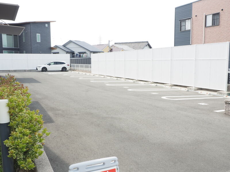 オクリエ小鷹野店 駐車場1