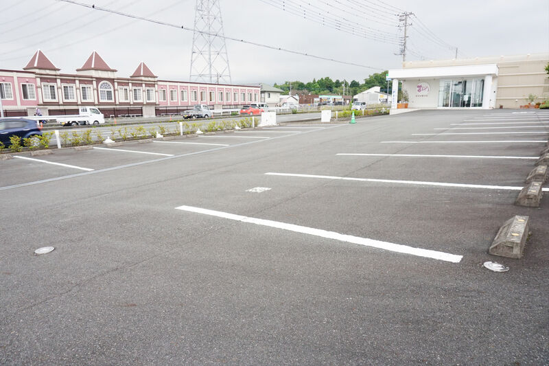 ｆ．ファミリエまんの 駐車場