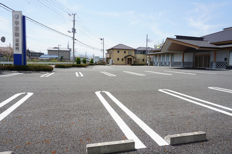 平安院東間門 駐車場