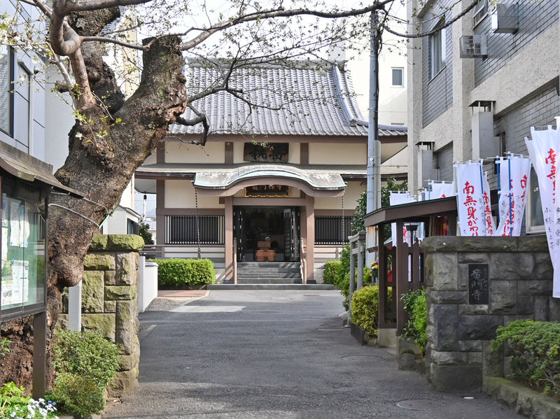 竜門寺ぼだい会館 正門と本堂