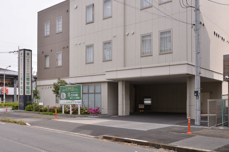 東冠メモリアル三郷早稲田 入り口２