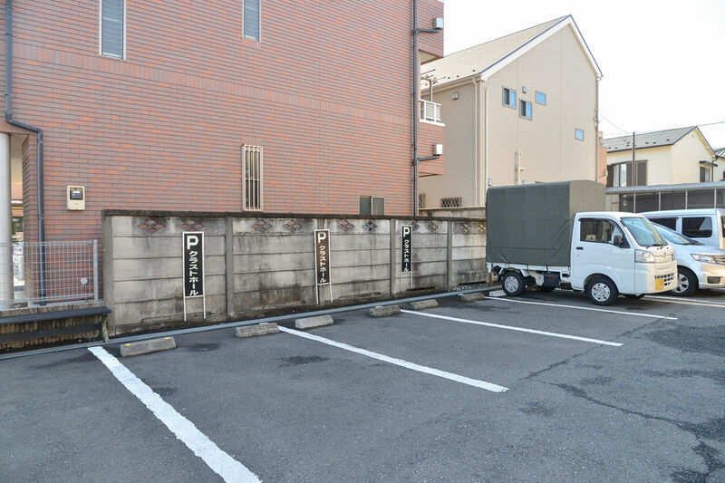 クラストホール 駐車場