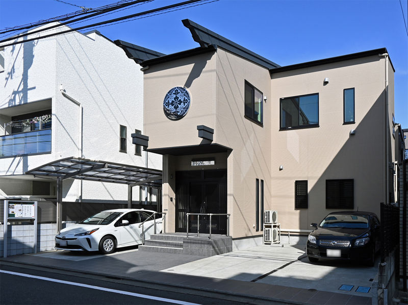 瑞光寺会館 外観と駐車場