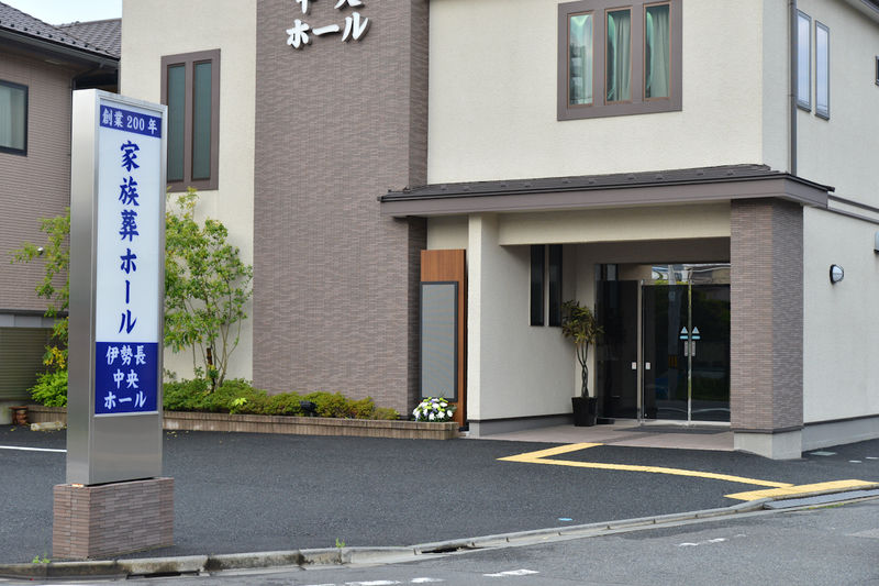 伊勢長中央ホール 入口1