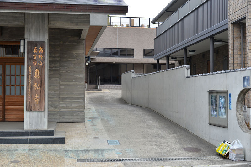 真弘寺 法殿 入口1