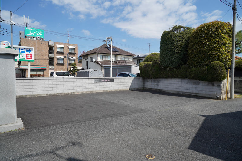 泉養寺 瑠璃殿 駐車場1