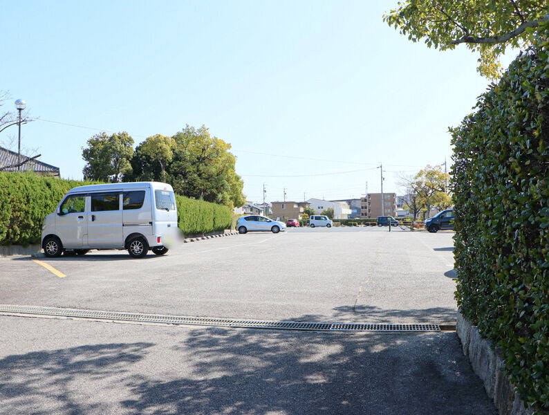 青山斎園 駐車場