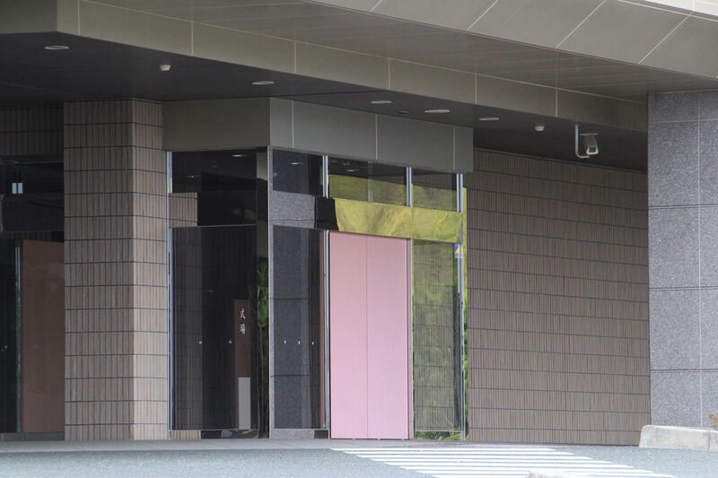 豊川市斎場会館 永遠の森 玄関