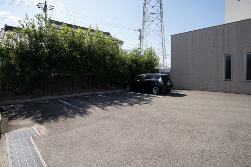 愛昇殿レクストの杜 高畑 駐車場1