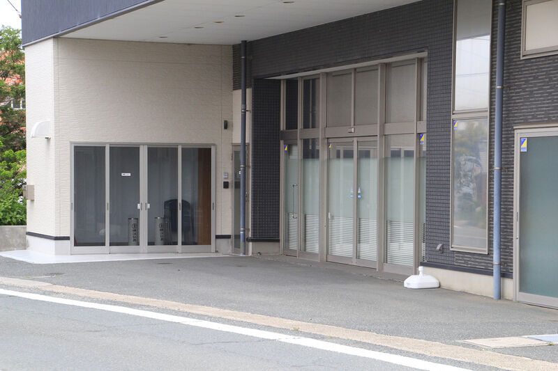 横江仏具　渥美ホール 玄関