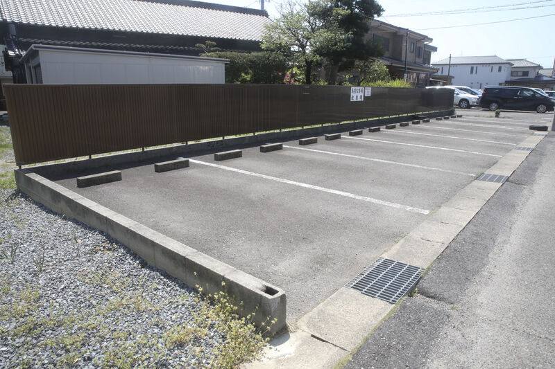鳥居松斎場 駐車場