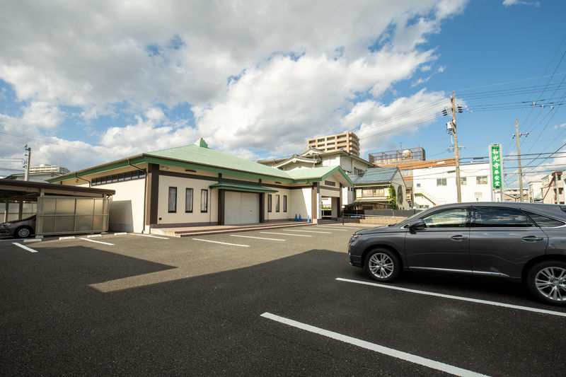 善光寺 奉安堂 駐車場1