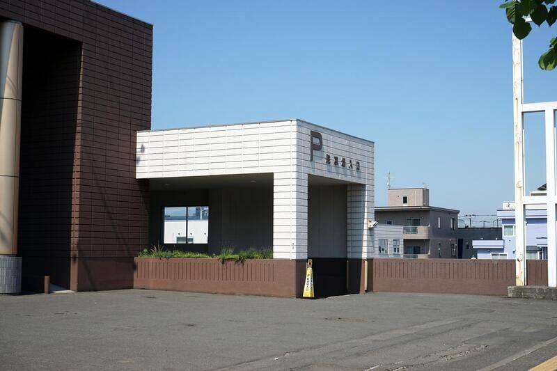 ハート倶楽部　白石記念斎場 本館 駐車場入口