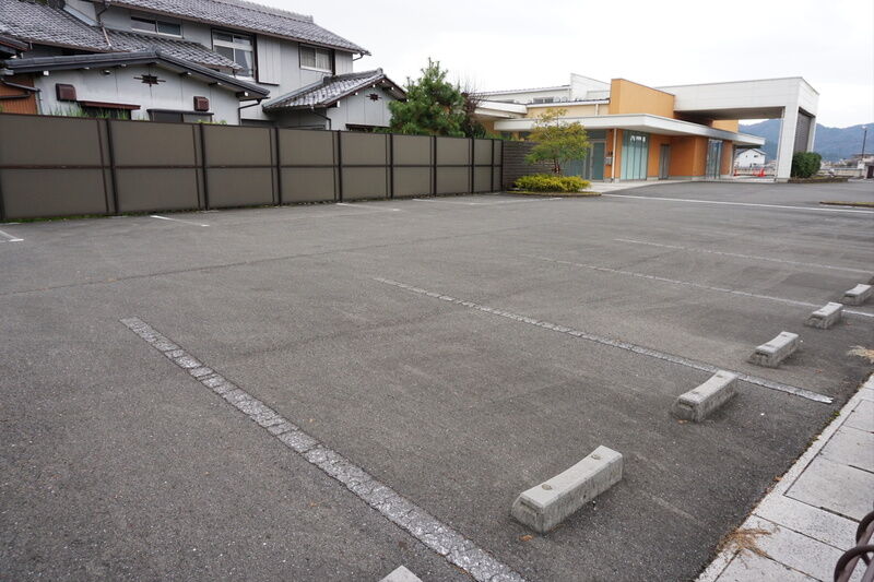 メモワール三輪 駐車場