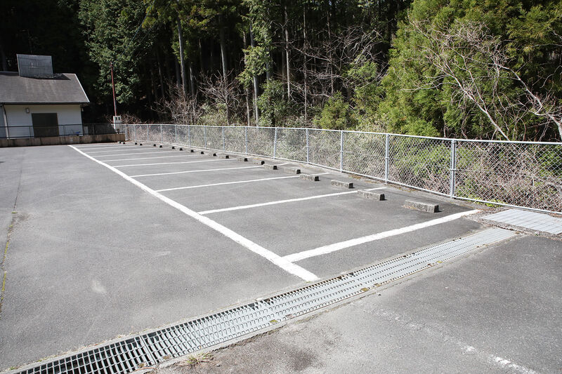 津市美杉八知火葬場 駐車場