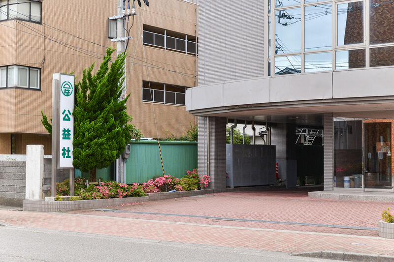 公益社本町 入り口