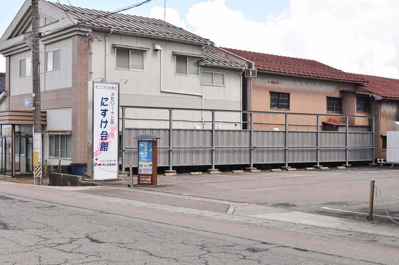 メモリーナ上条　にすけ会館 入口