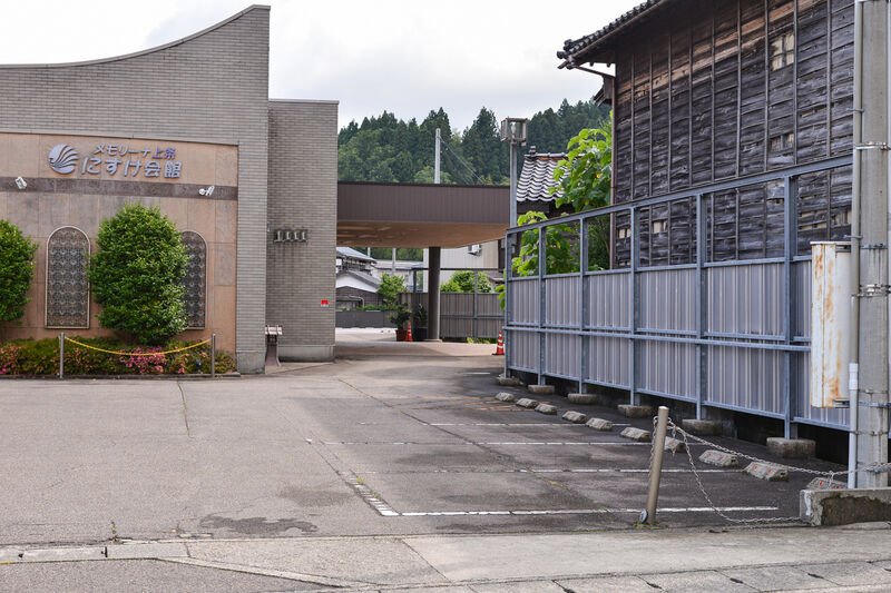 メモリーナ上条　にすけ会館 駐車場